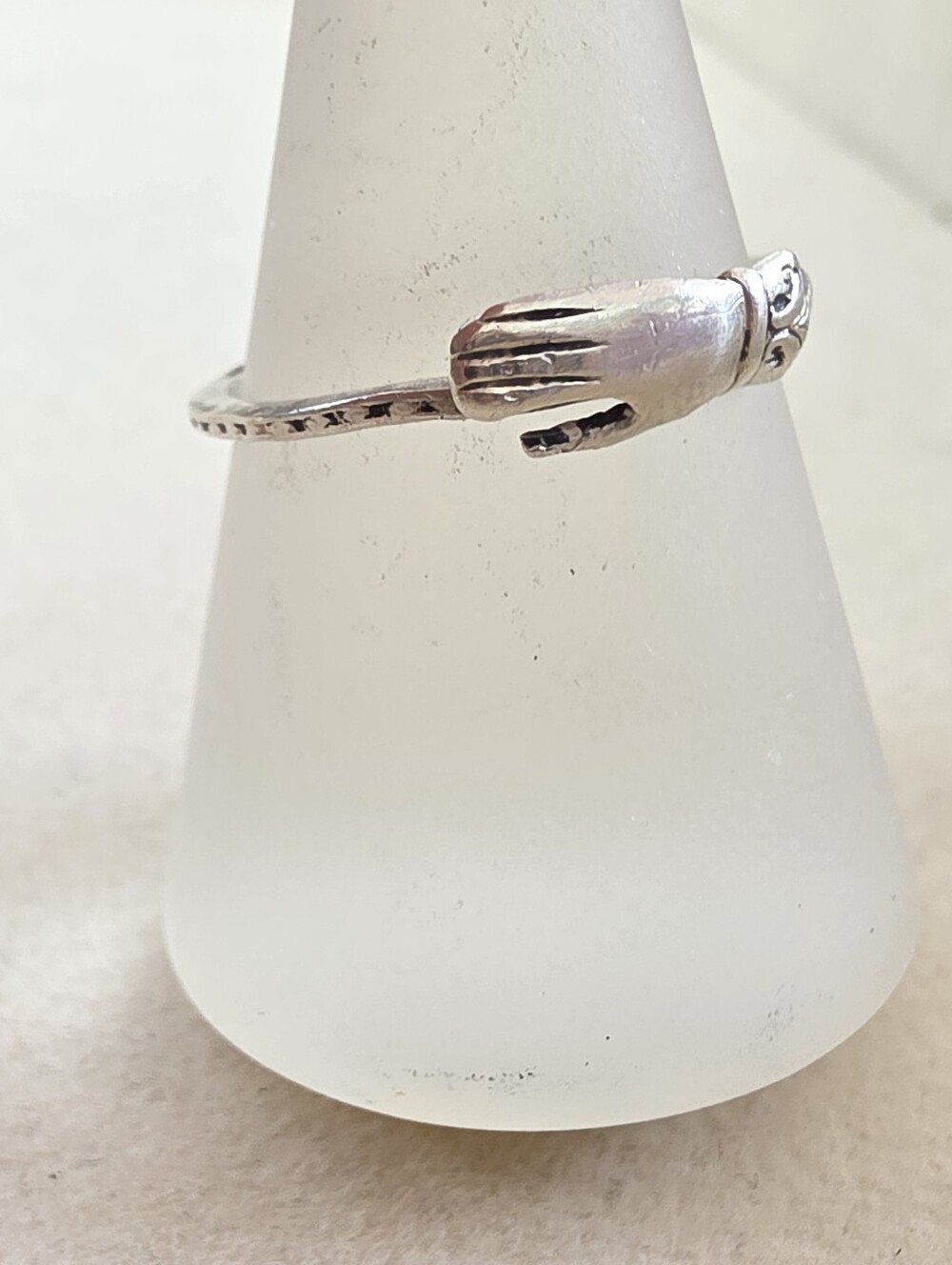 Vintage Silver Hand Motif Engraved Ring • Size 7.75 • 1.06g